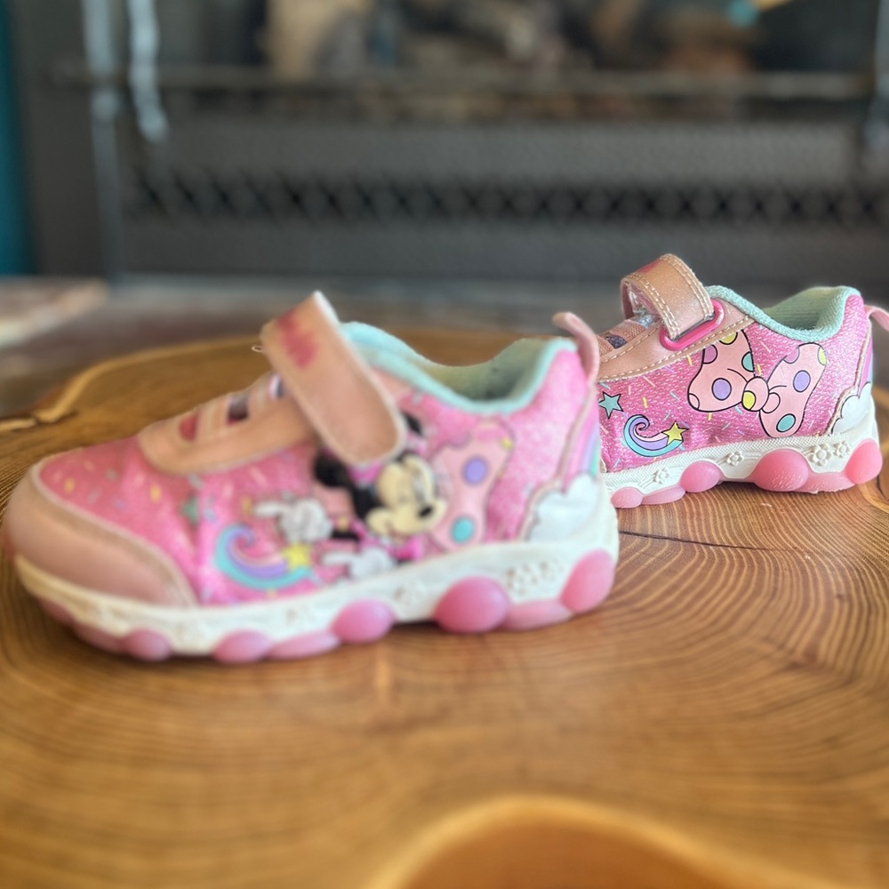 Minnie Mouse light up shoes 7 toddler